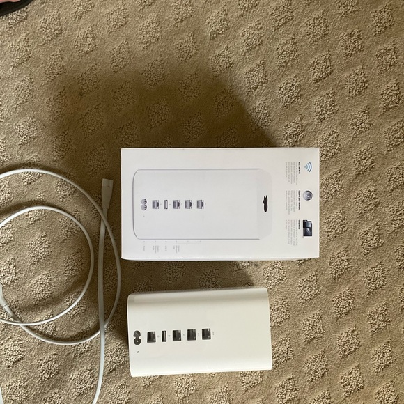 Apple AirPort Extreme Wifi Router, excellent condition, original box, cord - Picture 3 of 7
